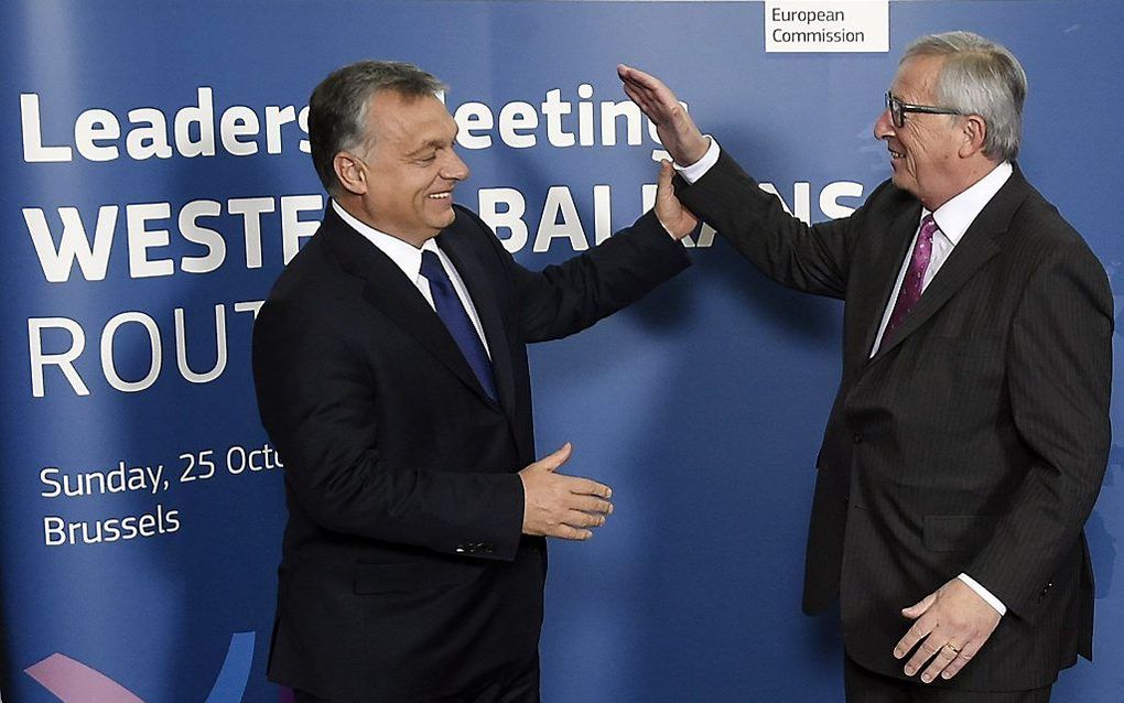 Orban (l.) en Juncker bij een joviale ontmoeting in 2015. beeld AFP, JOHN THYS