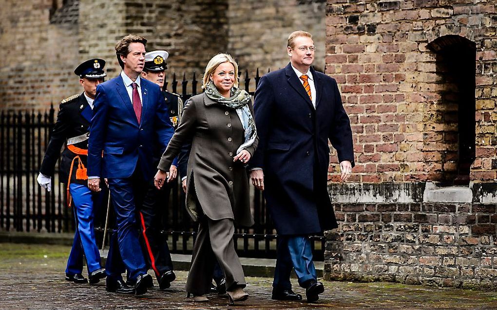 De toenmalige ministers Jeanine Hennis-Plasschaert (Defensie) en Ard van der Steur (Veiligheid en Justitie) tijdens de commando-overdracht van de Koninklijke Marechaussee in november 2015. beeld ANP