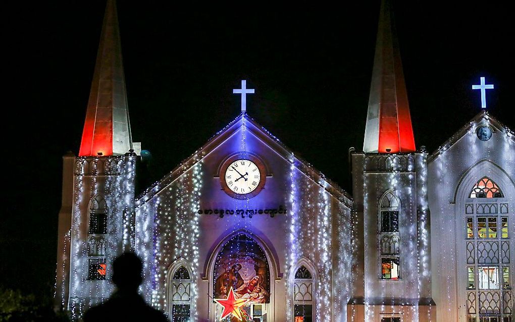 Een verlichte Emmanuel Baptist Church op kerstavond in Yangon, Myanmar. beeld EPA