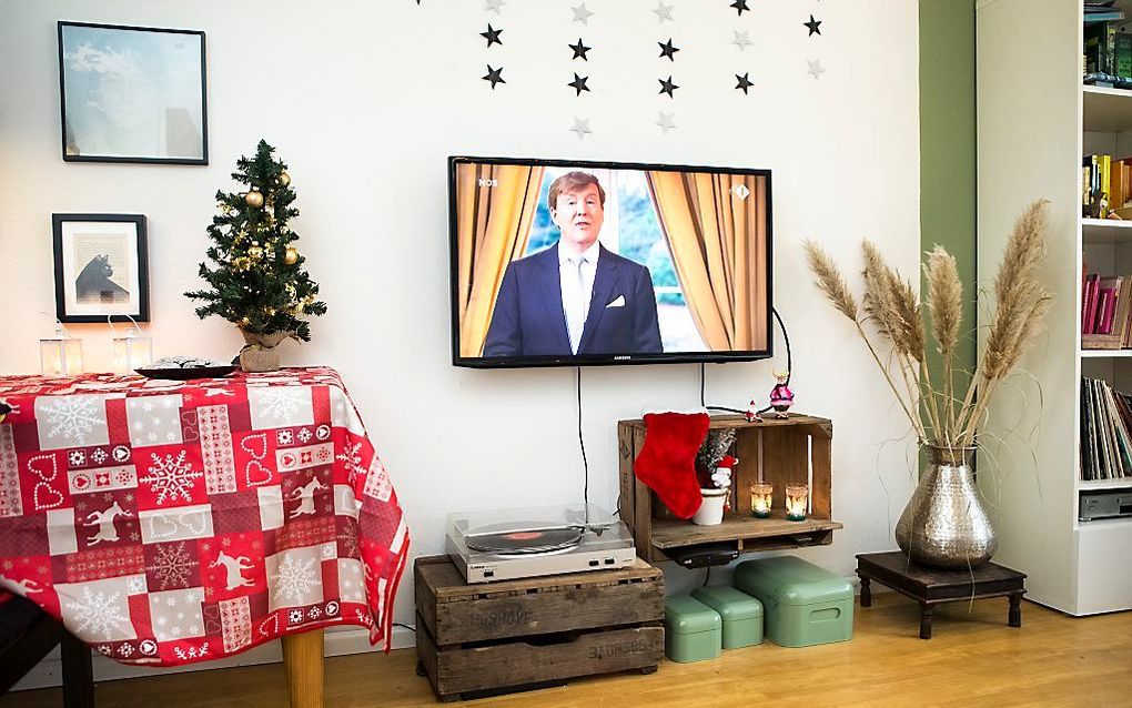 Koning Willem-Alexander tijdens zijn kersttoespraak op eerste kerstdag op televisie. beeld ANP