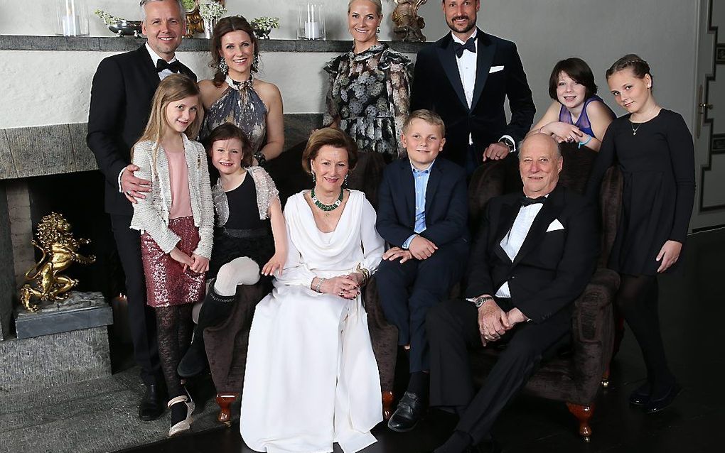 De Noorse koninklijke familie. Links het gezin van prinses Märtha Louise. beeld EPA