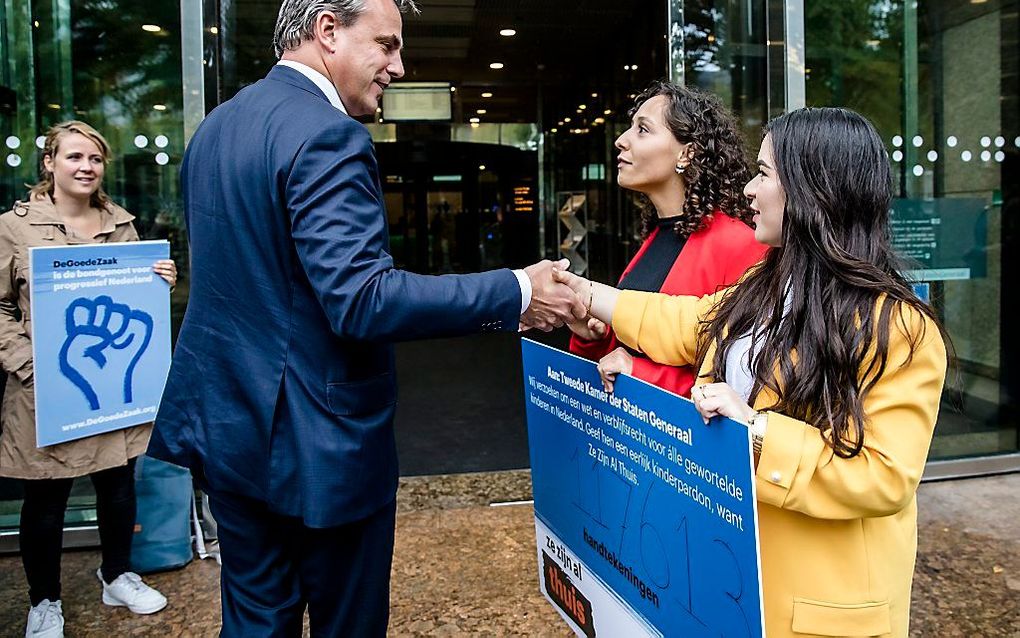 Bij de voorgenomen uitzetting van de Armeense kinderen Lili en Howick zijn veel fouten gemaakt. Hier bieden twee vrouwen een petitie aan voor verruiming van het kinderpardon, om herhaling van Lili-en-Howicktaferelen te voorkomen. beeld ANP, Bart Maat