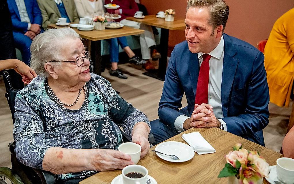 Minister Hugo de Jonge van Volksgezondheid op werkbezoek in het Sint Elisabeth Verpleeg- en Gasthuis in Amersfoort. De organisatie biedt zorg aan oudere mensen met dementie. beeld ANP, Robin Utrecht