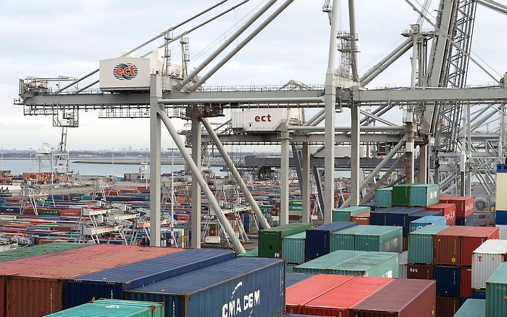 Vrachtcontainers aan boord van de 'CSCL Saturn' van China Shipping, aan de kade van de Delta terminal van Europe Container Terminals (ECT), in de Rotterdamse haven. beeld ANP