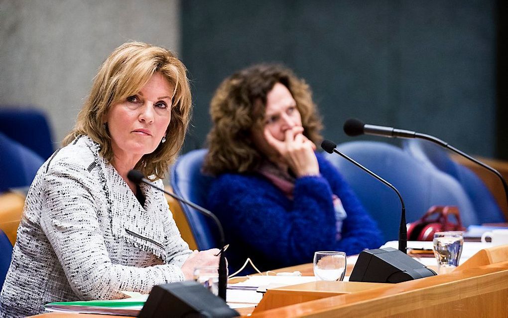 De Tweede Kamerleden Pia Dijkstra (D66) en Edith Schippers (VVD), minister van Volksgezondheid, tijdens het debat over de wet op de orgaandonatie. beeld ANP