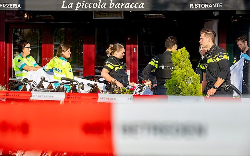 Hulpdiensten op het Hugo de Grootplein waar bij een schietpartij een gewonde en een dode zijn gevallen. ANP