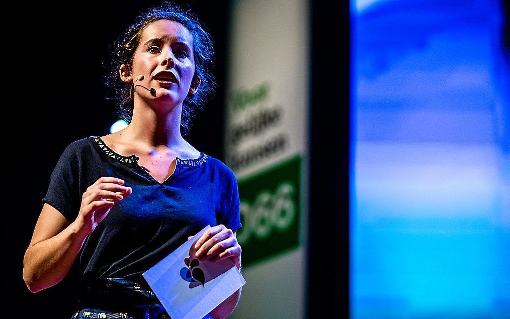 Annabel Broer, voorzitter Jonge Democraten, roept op tot een verlaging van de maximumsnelheid tijdens het D66 partijcongres. beeld ANP