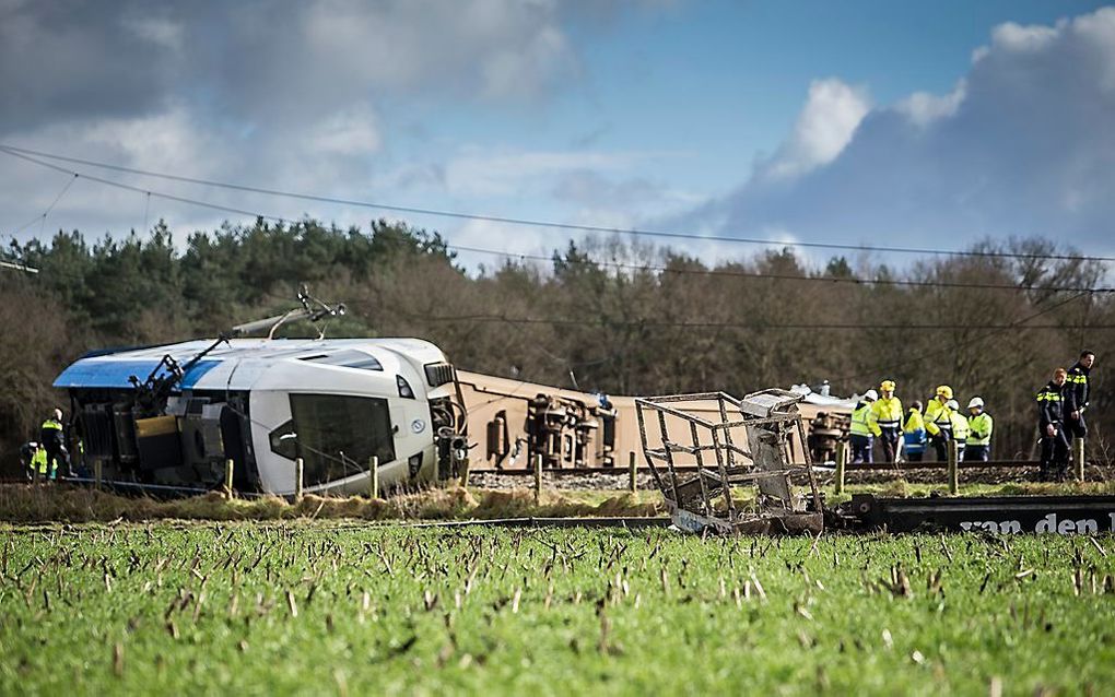 DALFSEN. Hulpdiensten bij de passagierstrein die bij Dalfsen tegen een hoogwerker botste. beeld ANP, Siese Veenstra