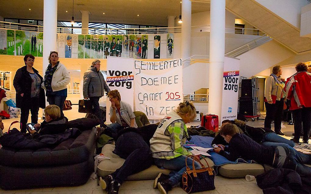 De thuiszorgpoot van zorgaanbieder Vérian is failliet. Foto: In 2016 bezetten thuishulpen van Vérian het Apeldoornse gemeentehuis. beeld ANP, Danny van den Berg