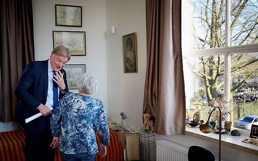 Staatssecretaris Van Rijn van Volksgezondheid bezoekt een verzorgingstehuis. beeld ANP