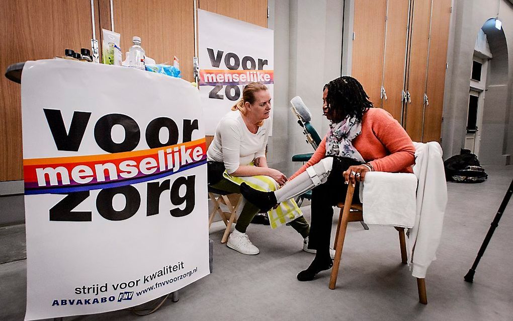 De FNV voert in maart 2016 actie in zorgcentrum De Kampanje in Den Helder tegen het faillissement van thuiszorgorganisatie TSN. ANP, Remko de Waal