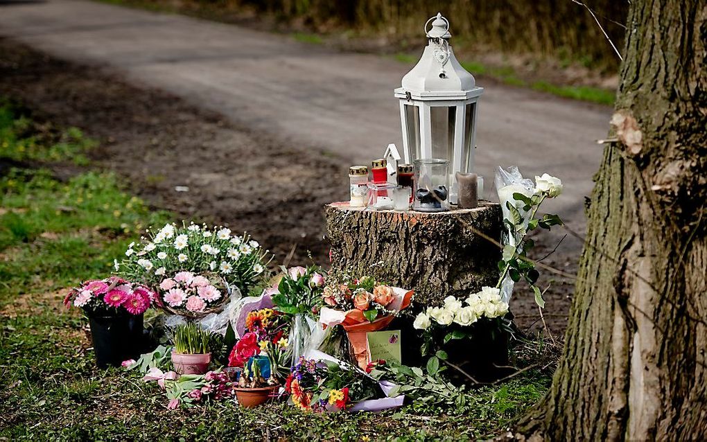 Justitie eist 5 en 3 jaar cel tegen de vader en zoon die terechtstaan voor een racepartij in Loosdrecht. De vader reed met zijn Porsche een vrouw van 19 dood. Hij zou met te veel drank op hebben geracet tegen zijn zoon. Ze reden volgens getuigen bijna 200