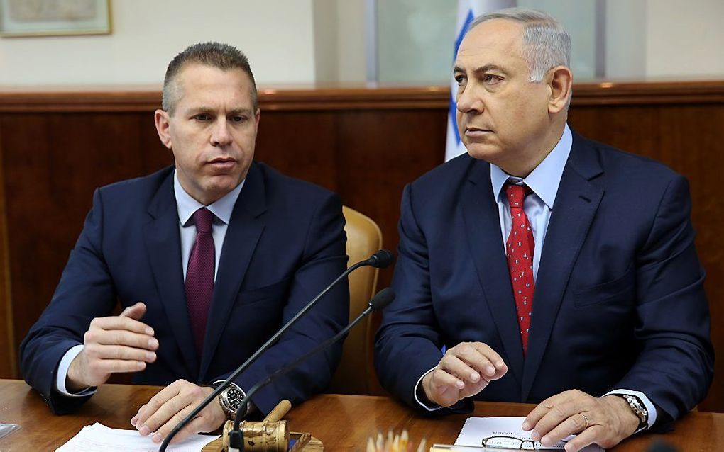 Minister Erdan van Veiligheid (l.) naast premier Netanyahu. beeld AFP