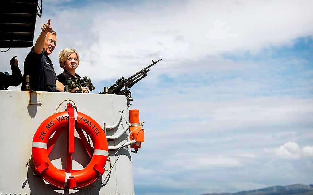 Minister Jeanine Hennis van Defensie tijdens een bezoek aan het fregat Zr. Ms. Van Amstel van de Koninklijke Marine in de Egeische Zee. beeld ANP