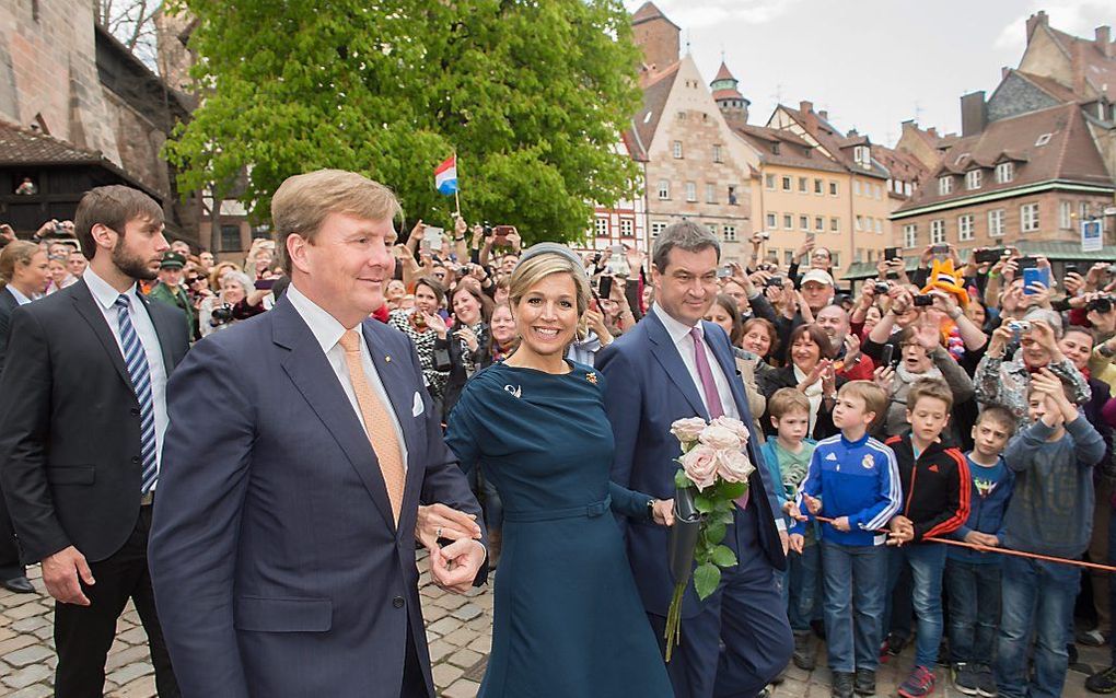 Markus Söder (R) tijdens een bezoek van koning Willem-Alexander en koningin Máxima aan Neurenberg in 2016. beeld EPA