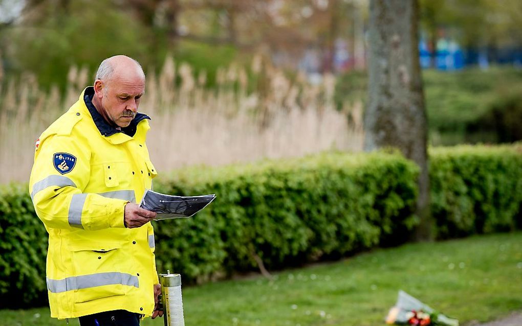 Politieagenten voeren een aanvullend onderzoek uit in de Veurnestraat, op de plek waar een automobilist is doorgereden nadat hij het 3-jarige jongetje Nasim heeft doodgereden. Het jongetje is tientallen meters meegesleurd door de auto. beeld ANP