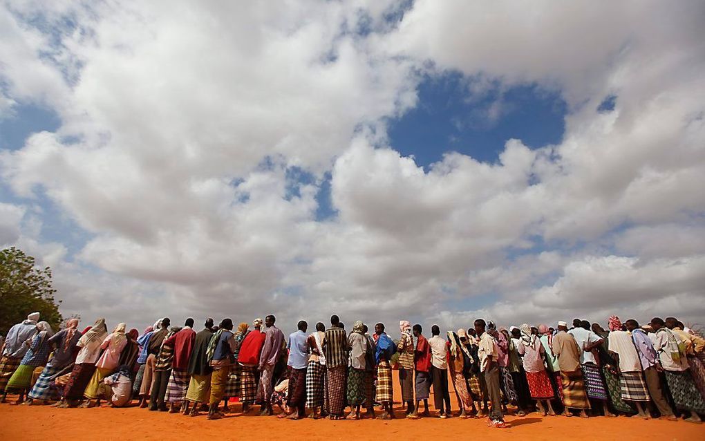 Vluchtelingen in Kakuma staan in de rij. beeld EPA, DAI KUROKAWA