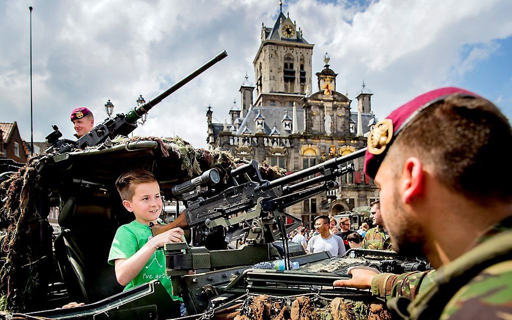 Een bezoeker tijdens de landmachtdagen op de Markt in Delft in 2016. beeld ANP