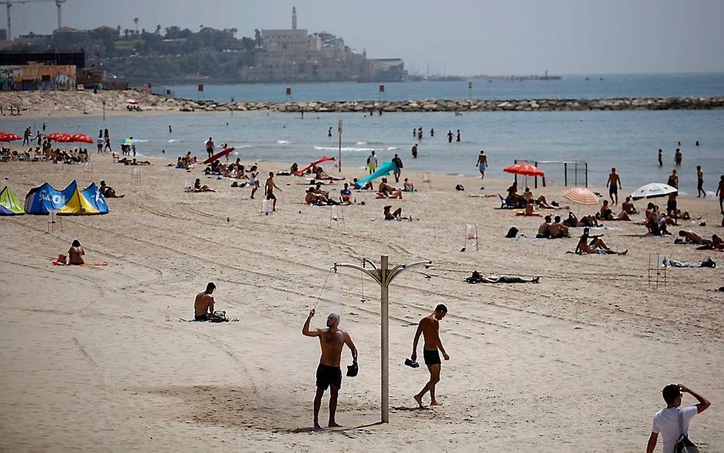 In Jeruzalem gaat men op sabbat massaal naar de synagoge. Maar hier in Tel Aviv is het aan het eind van de ochtend eenrichtingsverkeer naar het strand. beeld EPA