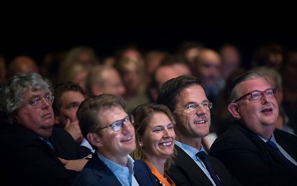 Jeannette Baljeu (m.) met naast haar staatssecretaris Dekker (l.) en premier Rutte met Henry Keizer (r.) tijdens het voorjaarscongres van de VVD. beeld ANP