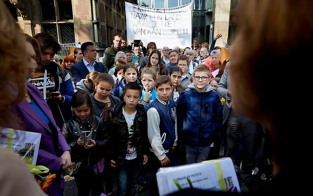 Vijf kinderen overhandigden in mei al het fotoboekje Ik Blijf Hier aan Kamerleden. Het boekje is een oproep tot verblijfsrecht voor kinderen die al meer dan vijf jaar zonder verblijfsvergunning in Nederland wonen. beeld ANP