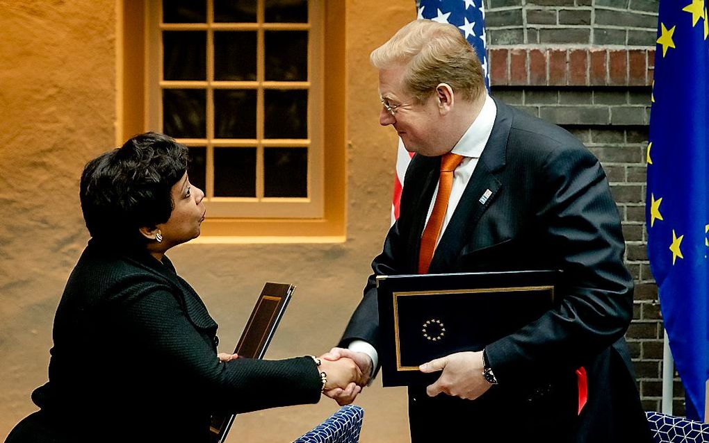 De Amerikaanse minister van Justitie Loretta Lynch, minister Ard van der Steur van Veiligheid en Justitie en Eurocommissaris Vera Jourova (VLNR) ondertekenen in Amsterdam een zogenaamde paraplu overeenkomst. Hierin staan afspraken die er voor moeten zorge