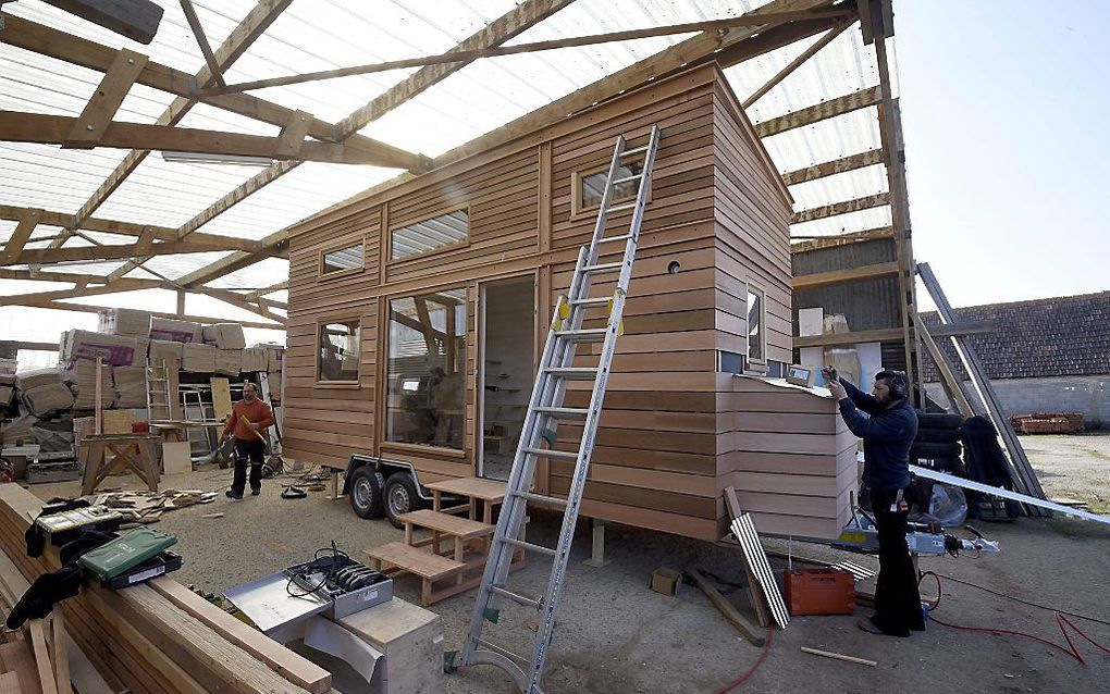 Een tiny house in aanbouw, in dit geval in Frankrijk. beeld AFP, Damien Meyer