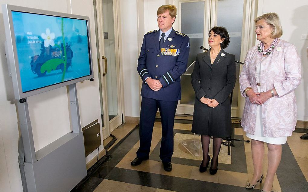 Koning Willem-Alexander en de voorzitters van de Tweede en Eerste Kamer, Khadija Arib en Ankie Broekers-Knol tijdens de onthulling, in juni 2016, van het nieuwe monument van de Staten-Generaal, de Lijst van gevallenen tijdens oorlogen en missies sinds de 