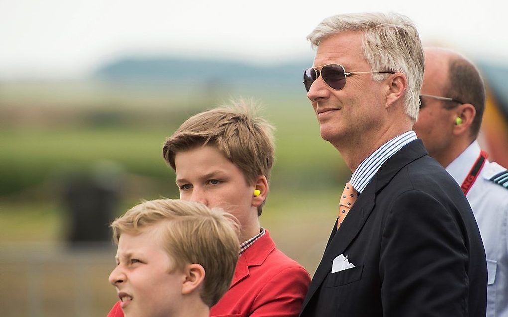 Koning Filip met zijn zoons Emmanuel (l.) en Gabriel. beeld AFP