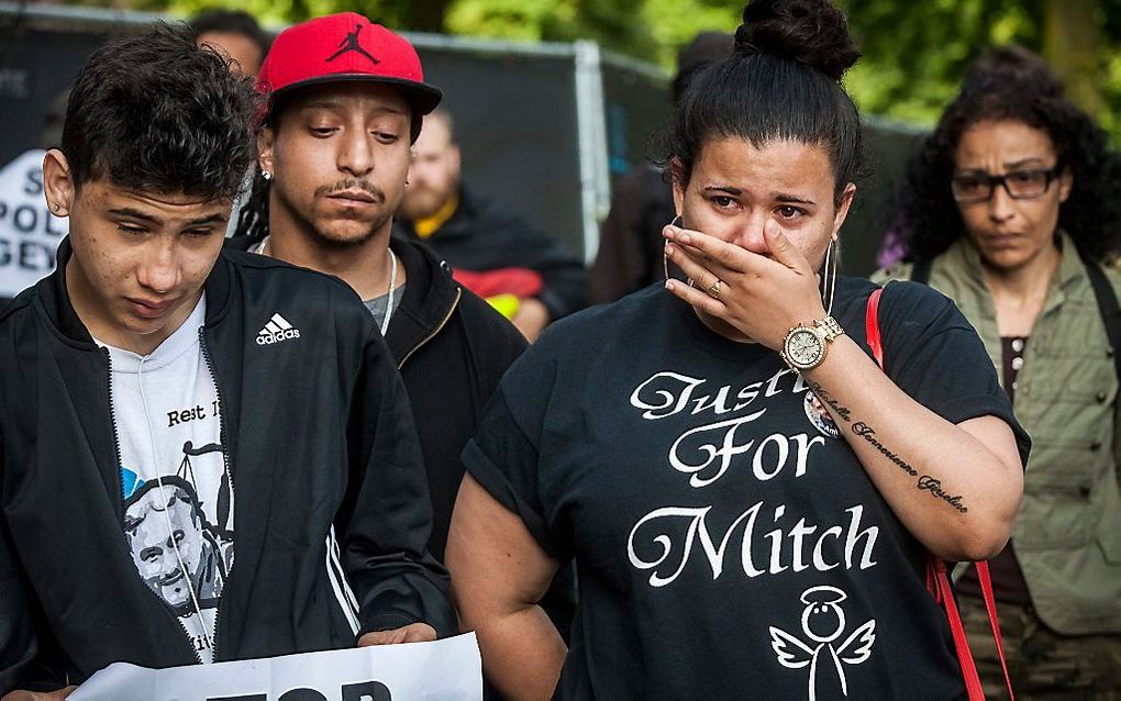 Familieleden van Mitch Henriquez tijdens een demonstratie tegen politiegeweld. beeld ANP