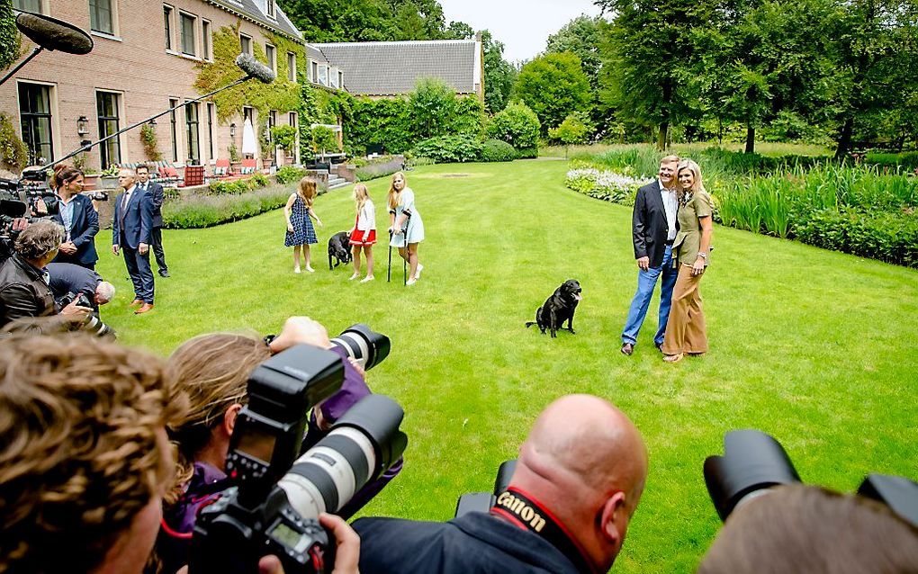 Koning Willem-Alexander, koningin Maxima, prinses Catharina-Amalia, prinses Alexia en prinses Ariane tijdens een koninklijke fotosessie in de tuin van Landgoed De Horsten in de zomer van 2016. beeld ANP