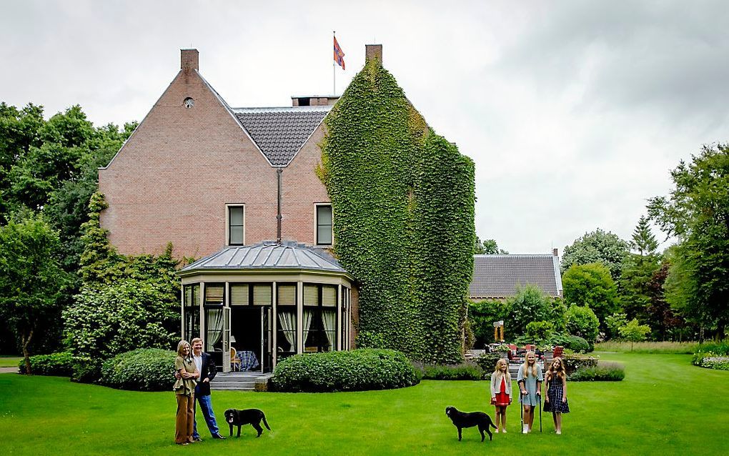 Koninklijke familie in de tuin van Landgoed De Horsten. beeld ANP