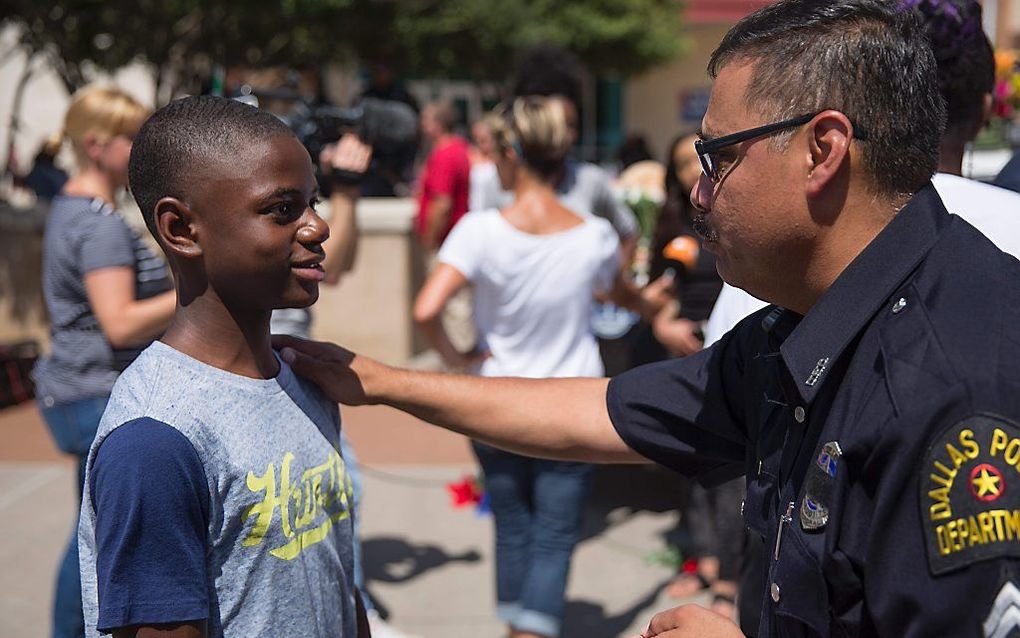 Herdenking bij het hoofdbureau van de politie in Dallas, vrijdag. beeld AFP