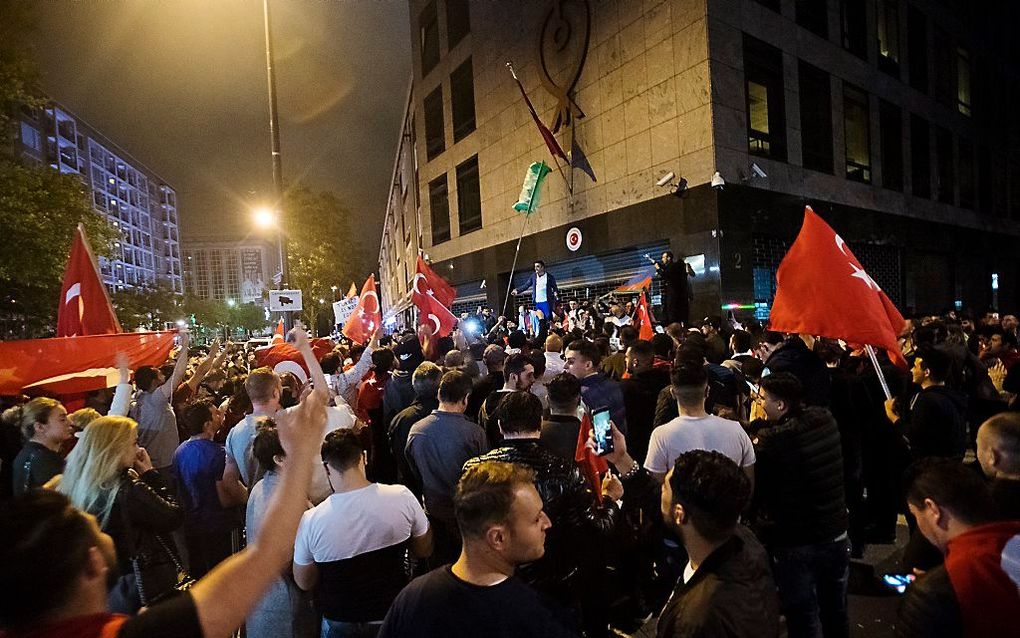 Turken verzamelden zich zaterdagavond bij het Turkse consulaat in Rotterdam. Beeld ANP