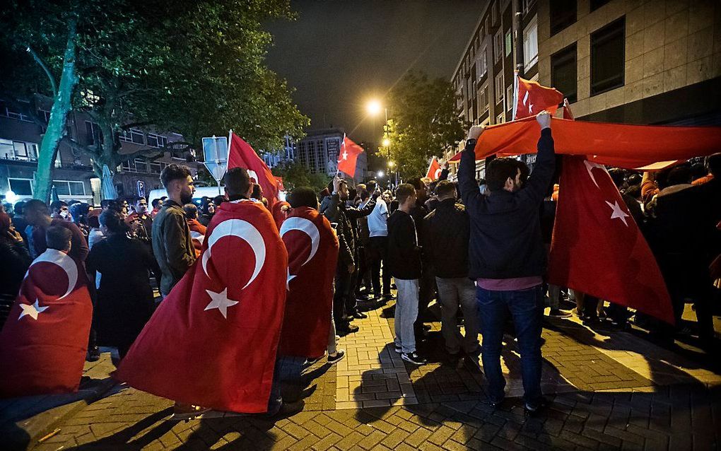 Nederlandse Turken verzamelen zich bij het Turkse consulaat in Rotterdam en uiten hun steun voor Erdogan. beeld ANP