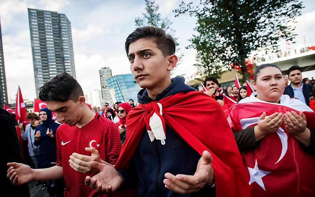 Nederlandse Turken zaterdag tijdens een betoging in Rotterdam tegen de mislukte staatsgreep in Turkije. Beeld ANP