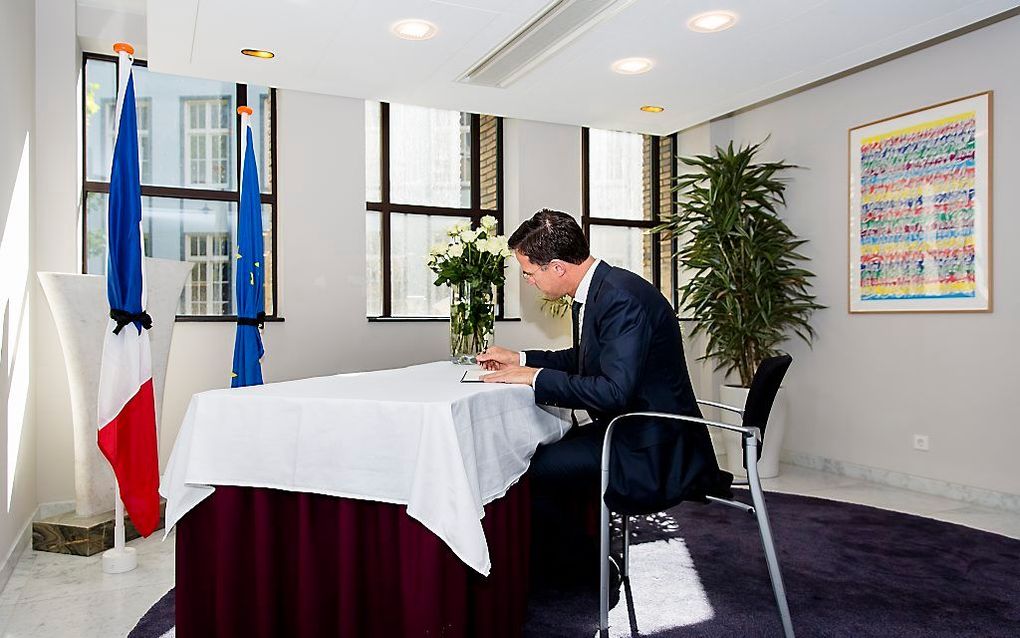 Premier Rutte tekent condoleanceregister. Beeld ANP