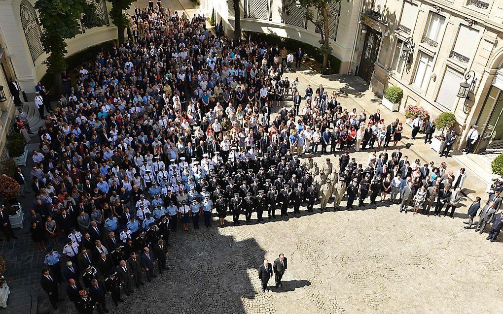 President Francois Hollande bij herdenking in Nice, voor de aanslag waarbij donderdag 84 mensen omkwamen. Naast de minuut stilte ter nagedachtenis aan de slachtoffers werd er ook geapplaudisseerd ter ere van hen. beeld AFP