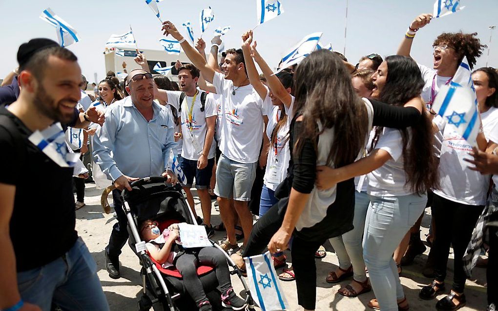 Joodse immigranten uit Frankrijk worden verwelkomd op de luchthaven Ben Gurion bij Tel Aviv. beeld EPA