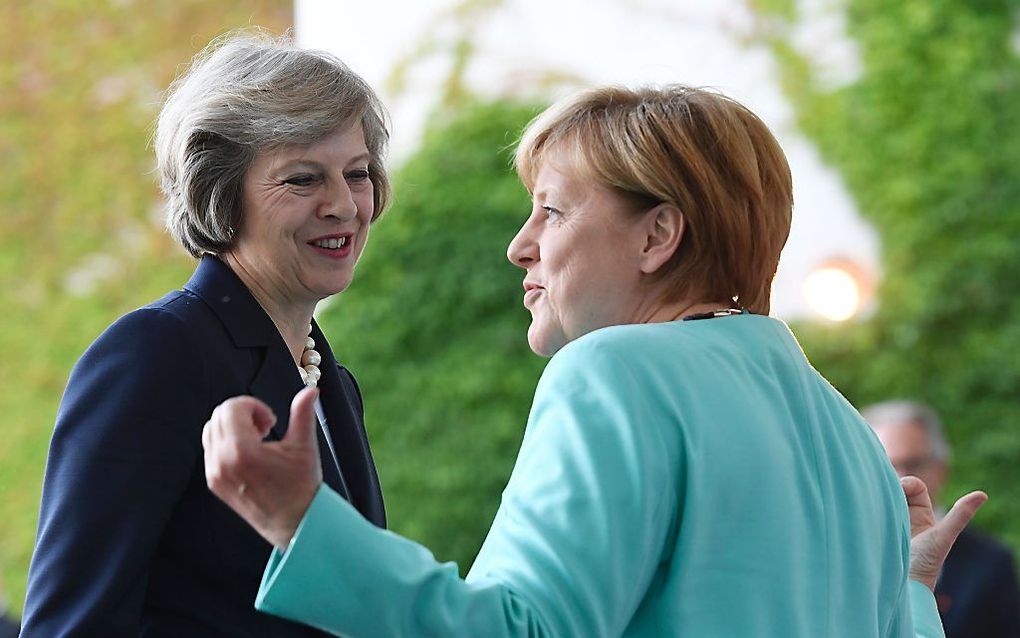 Premier May lijkt de sympathie van veel van haar Europese collega's te hebben, zoals kanselier Merkel (r.). beeld AFP, Johan MacDougall