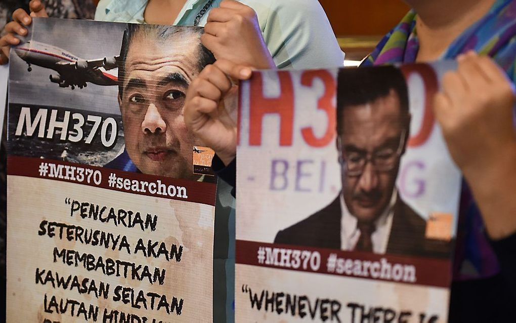 Familieleden van passagiers van de MH370 tijdens een persconferentie in een hotel in Kuale Lumpur donderdag. beeld AFP