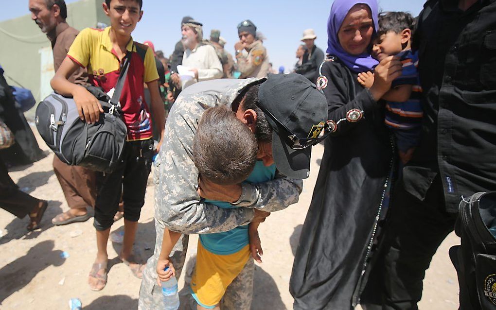 Mensen uit Mosul worden herenigd met eerder op de vlucht geslagen familieleden. beeld AFP