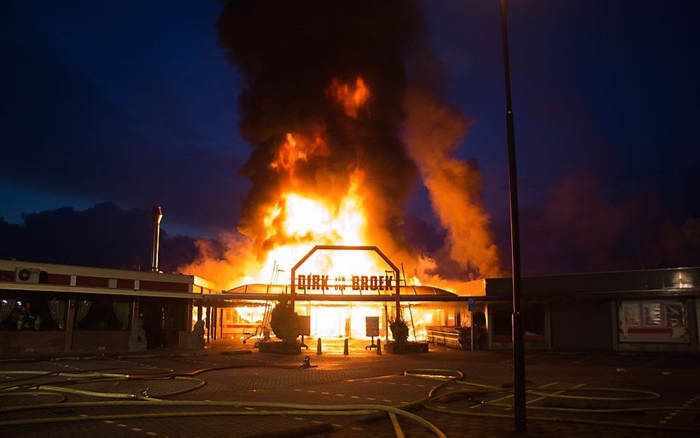 Een supermarktvestiging van Dirk van den Broek in Volendam is verwoest na een grote brand. beeld ANP