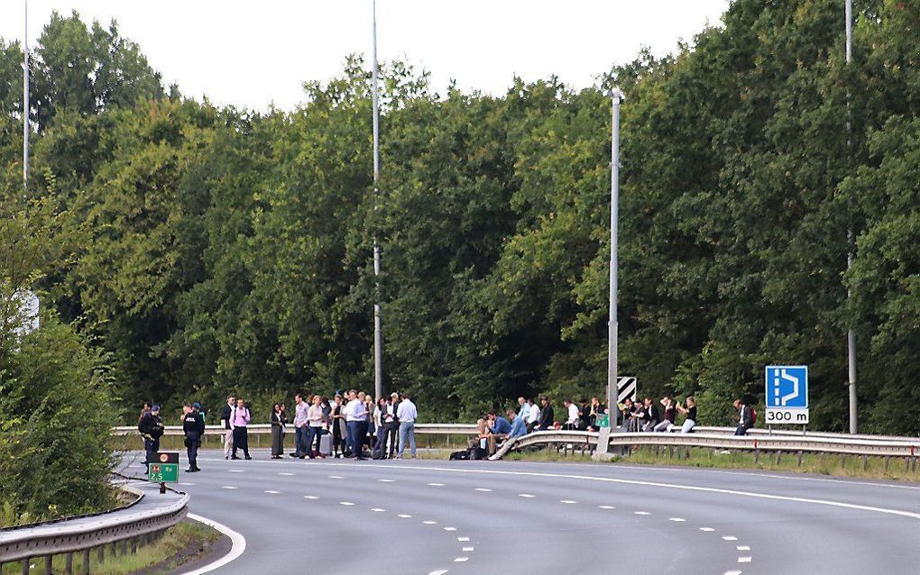 Passagiers uit de bus, maandagmorgen op de A4. beeld ANP