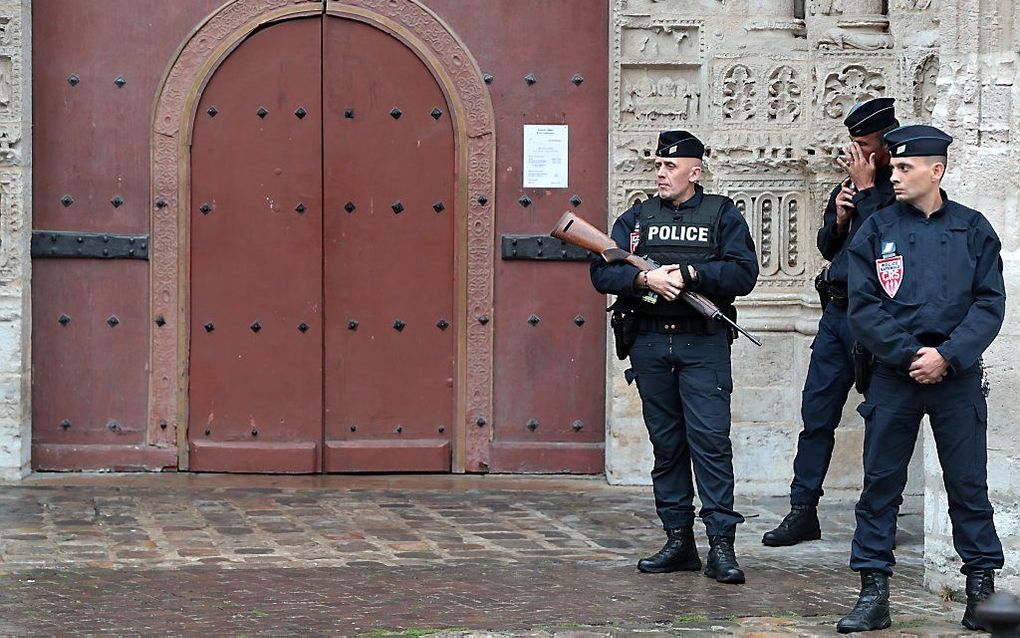 Franse politie bewaakt de kathedraal in Rouen. beeld AFP, Joel Saget