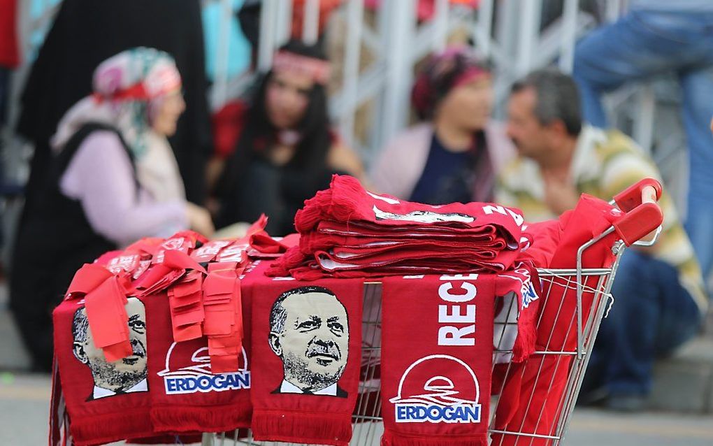 Artikelen te koop in Ankara, met afbeeldingen van Erdogan. beeld AFP