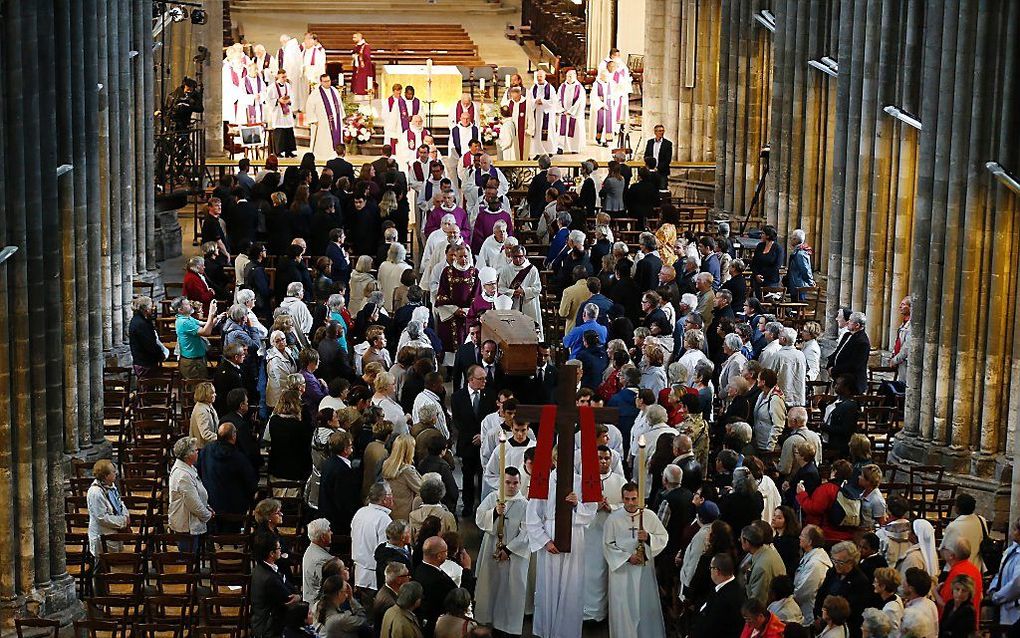 In de kathedraal van Rouen verzamelden zich bijna 2000 mensen, onder wie religieuze hoogwaardigheidsbekleders en de Franse minister van Binnenlandse Zaken Bernard Cazeneuve, voor de uitvaartdienst van Jacques Hamel. beeld AFP