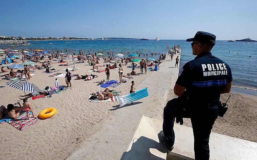 Politie op de stranden van Cannes. beeld EPA