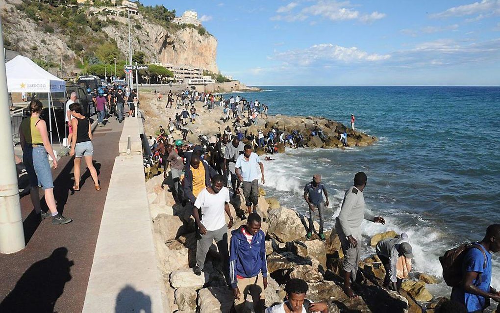 Migranten en asielzoekers bij Ventimiglia, Italië. beeld AFP