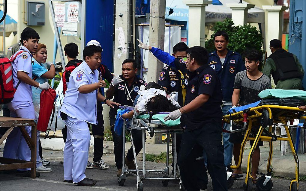 Een gewonde wordt afgevoerd na de bomaanslag in Hua Hin. beeld AFP